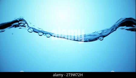 acqua a onde blu con bolle nel serbatoio, movimento rallentatore Foto Stock