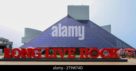 Cleveland, Ohio, USA - 2 agosto 2023: Un grande cartello che dice lunga vita alla roccia di fronte all'edificio Rock & Roll Hall of fa, me. Foto Stock