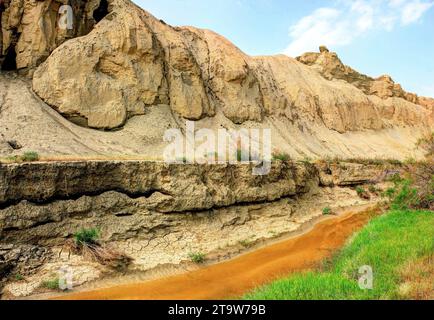 Bel fiume in montagna. Regione del Gobustan. Azerbaigian. Foto Stock