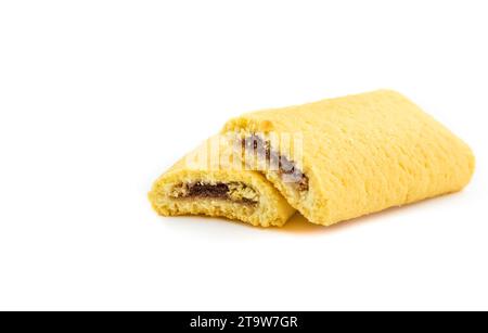 biscotti, ripieni di marmellata con ciliegie, isolati su fondo bianco, concetto di colazione Foto Stock