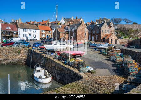 Vasi per aragosta e attrezzatura da pesca sul molo del pittoresco villaggio di pescatori di Crail nell'East Neuk of Fife, Scozia, Regno Unito Foto Stock