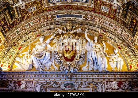 ROMA, VATICANO - 9 MARZO 2023: Questo è lo stemma di Papa Gregorio XIII nella Galleria delle carte geografiche dei Musei Vaticani. Foto Stock