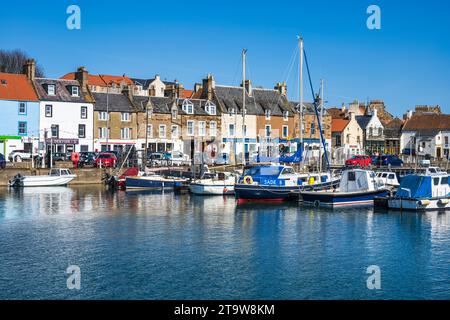 Yacht e barche ormeggiati nel porticciolo della cittadina costiera scozzese di Anstruther, nell'East Neuk of Fife, Scozia, Regno Unito Foto Stock