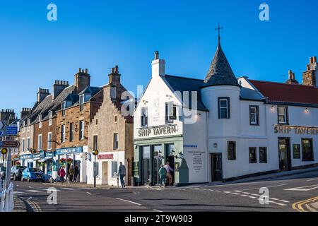 The New Ship Tavern in Shore Street, nella cittadina costiera scozzese di Anstruther, nell'East Neuk of Fife, Scozia, Regno Unito Foto Stock