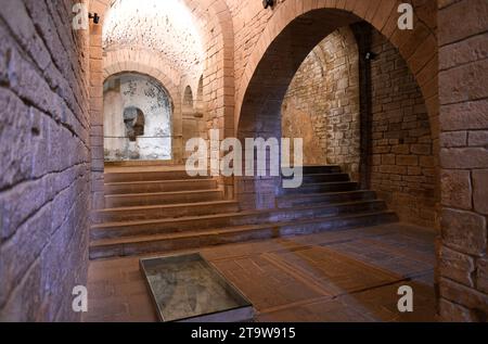 Real Monasterio de San Juan de la Peña (romanico, X-XII secolo). Chiesa mozaraba con due absidi e cinque tombe di abati. Botaya, Jaca, Huesca, Foto Stock