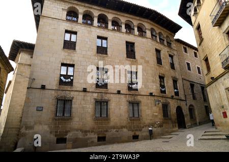 SOS del Rey Católico, città medievale. Isidoro Gil de Jaz Colege (XVIII secolo). Cinco Villas, Saragozza, Aragón, Spagna. Foto Stock