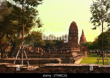 Rovine dell'antico shikhara buddista, dagoba, stupa nel sud della Thailandia, Ayutthaya. L'antica capitale del regno di Ayutthaya, che precedette sia Foto Stock