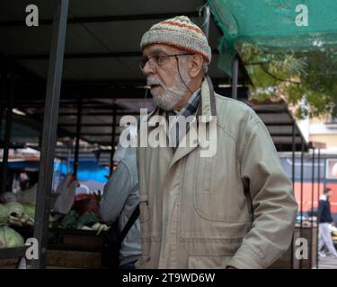 Belgrado, Serbia, 10 novembre 2023: Ritratto di un cittadino anziano che fa acquisti al mercato verde Foto Stock