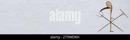 Disposizione di vecchia falce, rastrello in legno e forca avvitata su una parete bianca Foto Stock