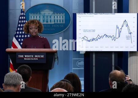 Washington, Stati Uniti. 27 novembre 2023. Il segretario della Casa Bianca Karine Jean-Pierre parla dell'inflazione durante una conferenza stampa nella James Brady Press Briefing Room della Casa Bianca a Washington, DC, USA, il 27 novembre 2023. Credito: Abaca Press/Alamy Live News Foto Stock