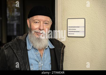 AM Filmset Rentnercops AM 27. Novembre 2023. Im Bild Bill Mockridge Rollenname Reinhard Bielefelder. Fototermin in Köln während der Filmaufnahmen. In Dieser Folge Stehen Die Rentnercops unter Mordverdacht. Köln Nordrhein-Westfalen Deutschland Nur redaktioneller Gebrauch Credit: Imago/Alamy Live News Foto Stock