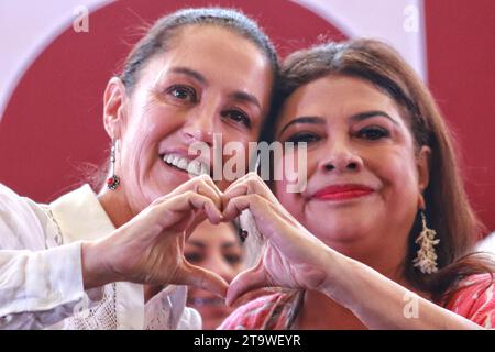 26 novembre 2023 a città del Messico, Messico: Precandidati per la presidenza del Messico e capo del governo di città del Messico per il partito del movimento Nazionale di rigenerazione (MORENA), Claudia Sheinbaum Pardo e Clara Brugada durante una manifestazione politica all'utopia Meyehualco, nell'ufficio del sindaco di Iztapalapa. Il 26 novembre 2023. A città del Messico, Messico. (Immagine di credito: © Carlos Santiago/eyepix via ZUMA Press Wire) SOLO USO EDITORIALE! Non per USO commerciale! Foto Stock