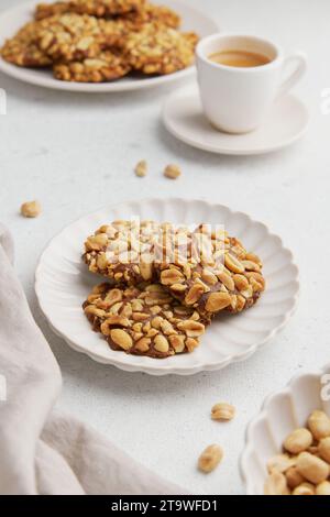 Un mucchio di biscotti tradizionali alle arachidi portoghesi noti come Bolachas de Amendoim sul piatto bianco Foto Stock