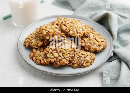 Un mucchio di biscotti tradizionali alle arachidi portoghesi noti come Bolachas de Amendoim sul piatto grigio Foto Stock