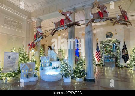 Washington, Vereinigte Staaten. 27 novembre 2023. Il grande Foyer della Casa Bianca a Washington, DC decorato per le vacanze invernali del 2023, con il tema âMagic, Wonder and Joy, â 27 novembre 2023. Crediti: Chris Kleponis/CNP/dpa/Alamy Live News Foto Stock