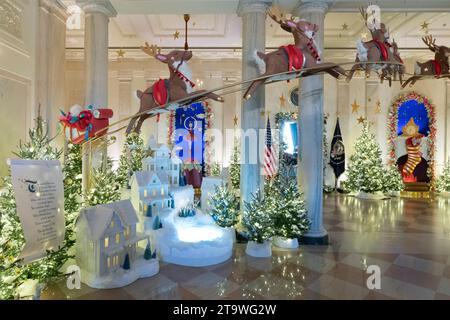 Washington DC, USA. 27 novembre 2023. Il Grand Foyer della Casa Bianca a Washington, DC decorato per le vacanze invernali del 2023, con il tema "Magic, Wonder and Joy", 27 novembre 2023. Credito: Chris Kleponis/CNP/MediaPunch credito: MediaPunch Inc/Alamy Live News Foto Stock