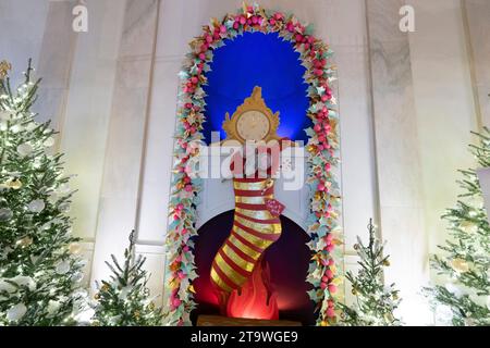 Washington DC, USA. 27 novembre 2023. La Casa Bianca di Washington, DC decorata per le vacanze invernali del 2023, con il tema "Magic, Wonder and Joy", 27 novembre 2023. Credit: Chris Kleponis/CNP /MediaPunch Credit: MediaPunch Inc/Alamy Live News Foto Stock