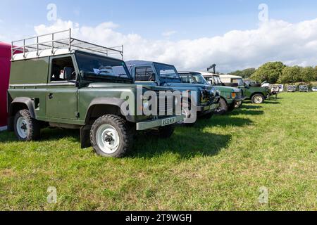 Drayton.Somerset.Regno Unito.19 agosto 2023. Una fila di Land Rover classici è in mostra ad un evento agricolo di Yesterdays Foto Stock