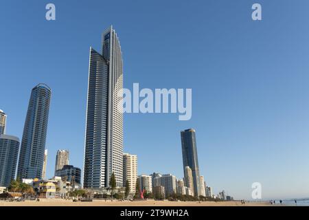 Surfers Paradise Australia - 23 settembre 2023; spiaggia di Surfers Paradise e alto skyline con edifici che proiettano verso l'alto. Foto Stock