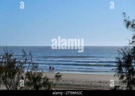 Surfers Paradise Australia - 23 settembre 2023; coppia al bordo delle acque stretching ed esercizio fisico Foto Stock