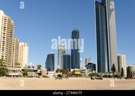 Surfers Paradise Australia - 23 settembre 2023; spiaggia di Surfers Paradise e alto skyline con edifici che proiettano verso l'alto. Foto Stock