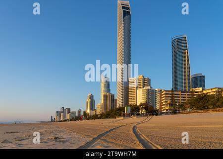 Surfers Paradise Australia - 23 settembre 2023; spiaggia di Surfers Paradise e alto skyline con edifici che proiettano verso l'alto. oltre le linee guida Foto Stock