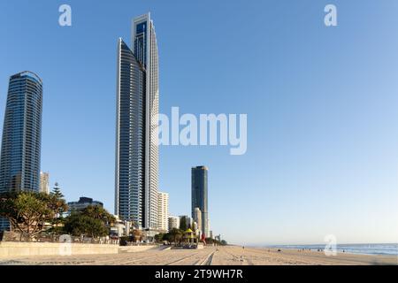 Surfers Paradise Australia - 23 settembre 2023; spiaggia di Surfers Paradise e alto skyline con edifici che proiettano verso l'alto. Foto Stock