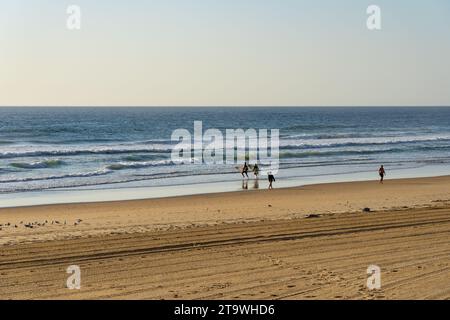 Surfers Paradise Australia - 23 settembre 2023; Landscape Surfers Paradise Beach con due persone che entrano in surf con tavole da surf. Foto Stock