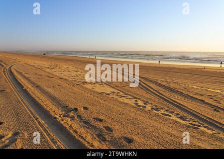 Surfers Paradise Australia - 21 settembre 2023; piste per la cura della sabbia su un'ampia faggio di sany che conduce al bordo delle acque e al mare. Foto Stock