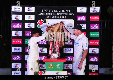 Sylhet, Ciudad de Mexico, Bangaldesh. 27 novembre 2023. 27 novembre 2023 Sylhet-Bangladesh: Najmul Hossain Shanto (capitano del Bangladesh) e Tim Southee (capitano della nuova Zelanda) hanno svelato il trofeo Dutch-Bangla Bank test Series 2023 a Sylhet. Il 27 novembre 2023 Sylhet, Bangladesh (Credit Image: © MD Rafayat Haque Khan/eyepix via ZUMA Press Wire) SOLO PER USO EDITORIALE! Non per USO commerciale! Foto Stock