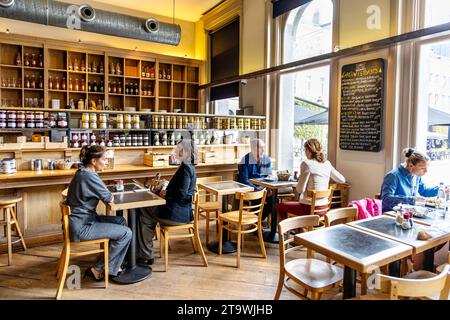 All'interno della caffetteria e gastronomia Tout Bon in Luxembourg Square, Bruxelles, Belgio Foto Stock