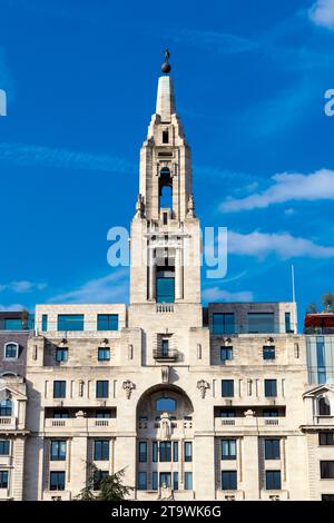 Esterno del 1920 Alphabeta Building (Triton Court) in Finsbury Square, completato da una statua della statua Hermes, Londra, Inghilterra Foto Stock