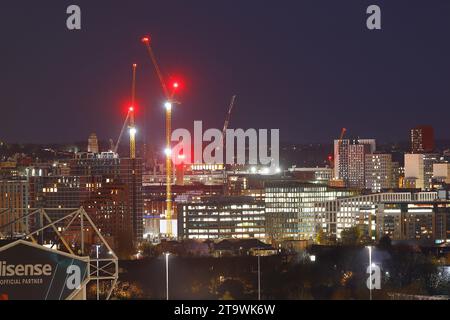 Vista parziale dello skyline di Leeds City, West Yorkshire, Regno Unito Foto Stock