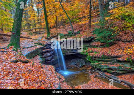 Vista delle cascate Dundee in autunno, Beach City Wilderness area, Ohio Foto Stock