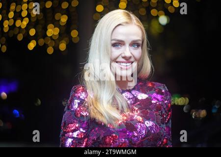 Katherine Jenkins arriva per l'undicesima edizione dei Tusk Conservation Awards al Savoy Hotel di Londra. Data immagine: Lunedì 27 novembre 2023. Foto Stock