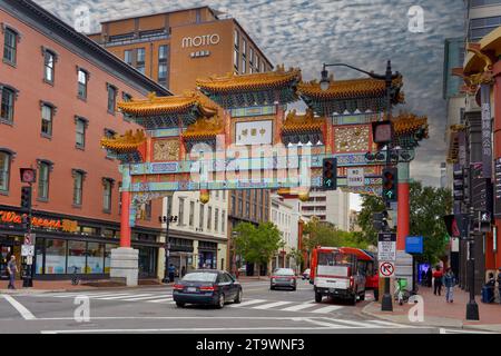 La porta d'ingresso a Chinatown a Washington DC. Situato tra la 5a e l'8a nella parte nord-occidentale della città Foto Stock