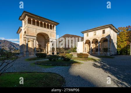 Il bellissimo Sacro Monte di Varallo in una soleggiata mattinata autunnale. Provincia di Vercelli, Piemonte, Italia. Foto Stock