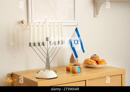 Armadietto in legno con decorazioni tradizionali Hanukkah nel soggiorno festivo Foto Stock
