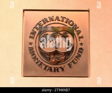Washington, DC - 4 giugno 2018: Emblema del Fondo monetario Internazionale sul Headquarters 2 Building (HQ2) a DC. Foto Stock