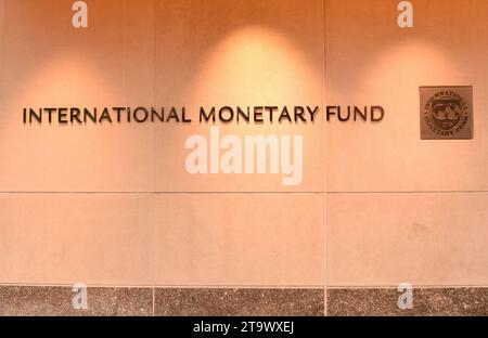 Washington, DC - 4 giugno 2018: Emblema del Fondo monetario Internazionale sul Headquarters 2 Building (HQ2) a DC. Foto Stock