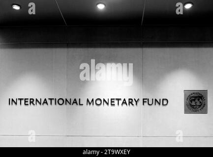 Washington, DC - 4 giugno 2018: Emblema del Fondo monetario Internazionale sul Headquarters 2 Building (HQ2) a DC. Foto Stock