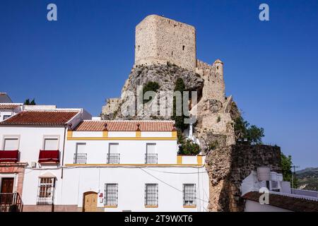 Il Castello di Olvera, un castello moresco costruito dagli arabi nel XII secolo su una roccia strategica che domina il villaggio murato bianco di Olvera, Andalusia, Spagna. Foto Stock