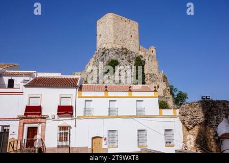 Il Castello di Olvera, un castello moresco costruito dagli arabi nel XII secolo su una roccia strategica che domina il villaggio murato bianco di Olvera, Andalusia, Spagna. Foto Stock