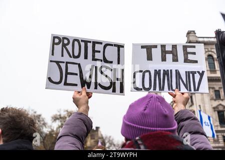 Cartello Protect the Jewish Community, March against antisemitism, decine di migliaia di persone protestano contro i crimini d'odio contro gli ebrei, Londra, Regno Unito Foto Stock