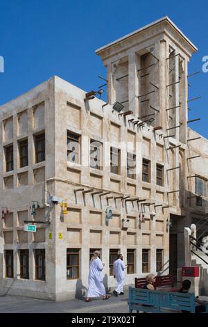 Qatar, Doha, Souk Waqif, torre eolica, architettura tradizionale, Foto Stock