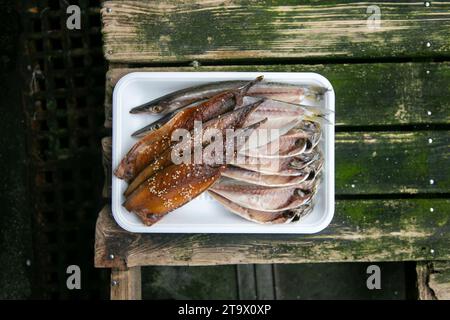 Ito, Giappone; 1 ottobre 2023: Pesce in un negozio di pesce essiccato a Ito City, Shizuoka, Giappone. Foto Stock