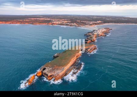 Veduta aerea della penisola Baleal vicino Peniche sulla costa occidentale del Portogallo Foto Stock