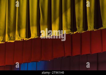 Tende da tavolino superiore con illuminazione colorata e texture fotografica di sfondo Foto Stock