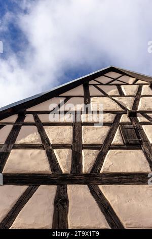 Dettaglio frontale orizzontale di una finestra e facciata bianca di una casa sveva in legno, nel Baden-Württemberg, Germania sud-occidentale Foto Stock