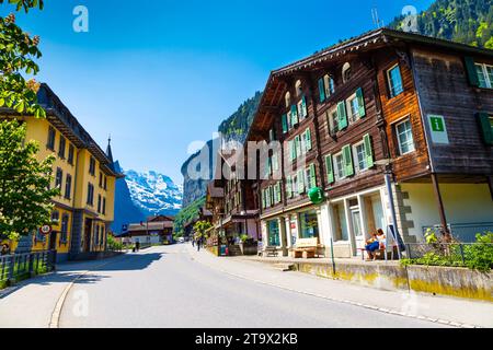 Chalet svizzeri tradizionali lungo Pfrundmatte a Lauterbrunnen, Svizzera Foto Stock